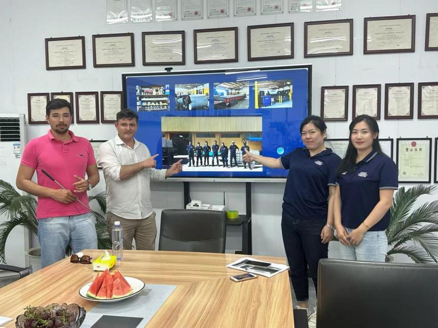 品質(zhì)鑄就信任：巴西客戶批量采購PU復(fù)合板、琉璃瓦及TR35單板成型機(jī)